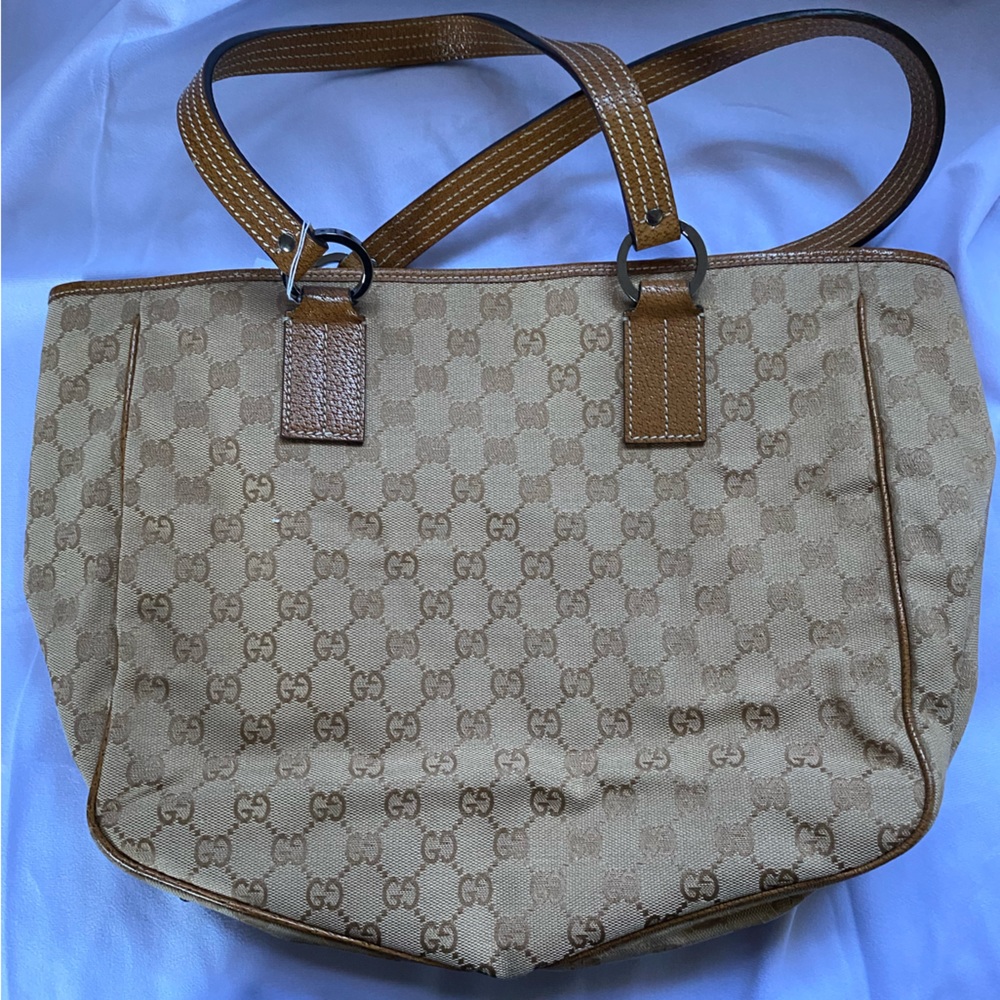 AUTHENTIC GUCCI HANDBAG! Used! Great condition!